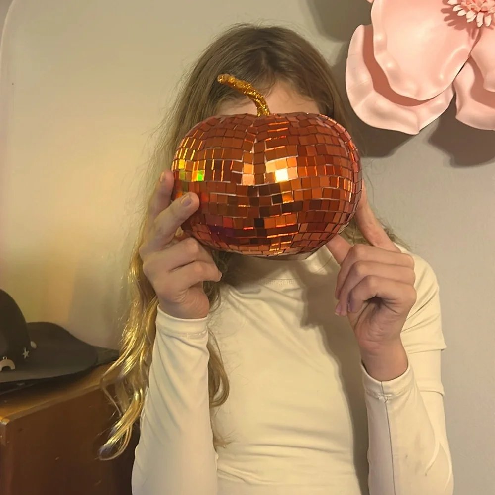 Cute seasonal decor ￼ - Picture 2 of 3